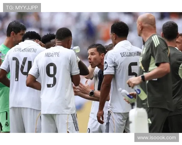 皇马中场断球后防守体系崩溃，表面控场实则失控问题显现